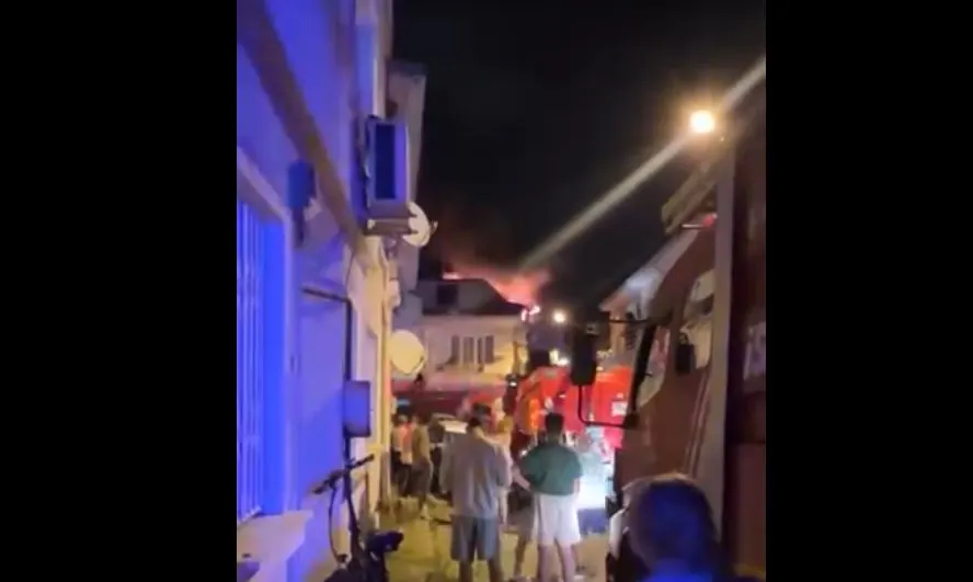 Büyükada’da Korkutan Yangın: 3 Katlı Binanın Çatısı Alevlere Teslim Oldu