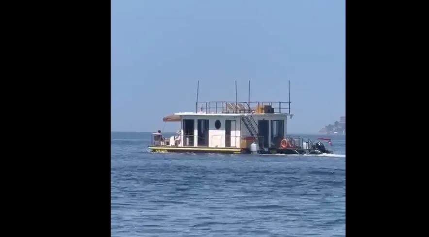 Denizin Ortasında “Kaçak Yapı” Esprisi: Yüzen Ev Görenleri Gülümsetti