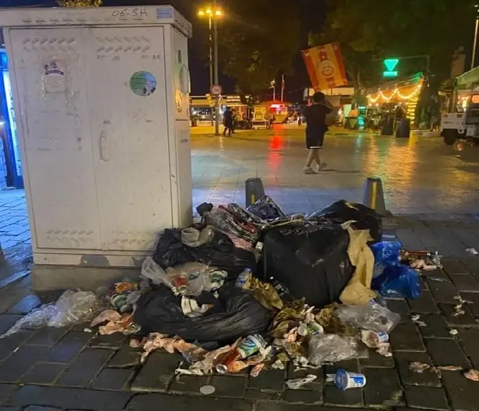 Heybeliada’da Tepki Çeken Çöp Manzarası: “Sokağa Bırakmayın, Araca Teslim Edin”
