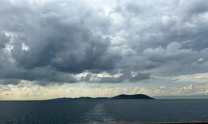 Marmara Bölgesi İçin Şiddetli Yağış Uyarısı: İstanbul’da Gökyüzünü Kara Bulutlar Kapladı