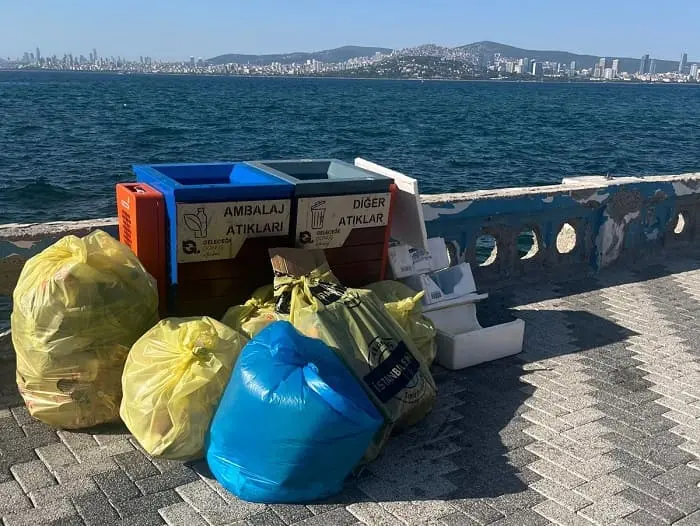 Büyükada Sahilinde Sabah Manzarası: Eşsiz Güzelliğe “Çöp” Gölgesi Düştü