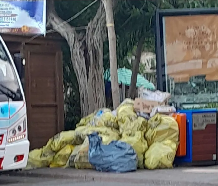 Burgazada’da Çöp Krizi: Sokaklar Çöplüğe Döndü, 2 Gündür Hizmet Yok