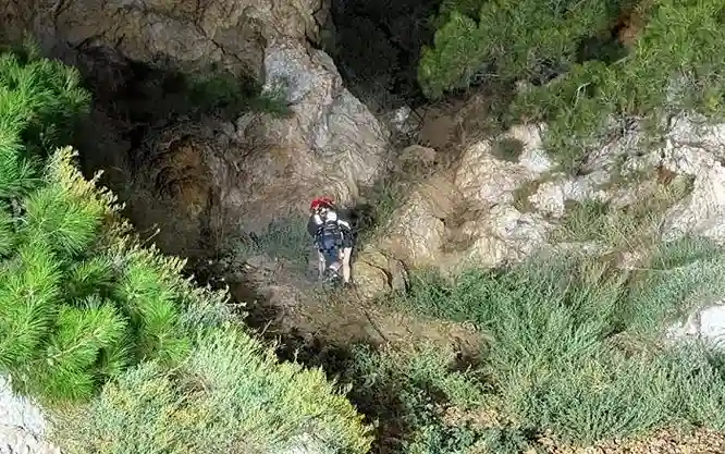 Burgazada’da Kayalıklarda Mahsur Kalan Litvanya Uyruklu 2 Kişiyi İBB İtfaiyesi Kurtardı