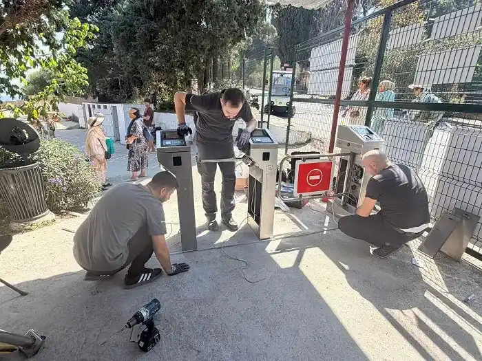 Büyükada Aya Nikola Halk Plajı’nda Turnike Dönemi: Nakit Bitti, İstanbulkart İle Giriş Dönemi Başlıyor.