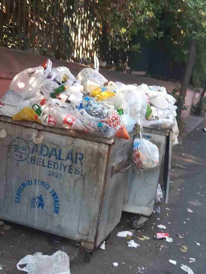 Büyükada Sokaklarında Çöp İstilası: Taşan Konteynerler ve Çevre Kirliliği Tepki Topluyor