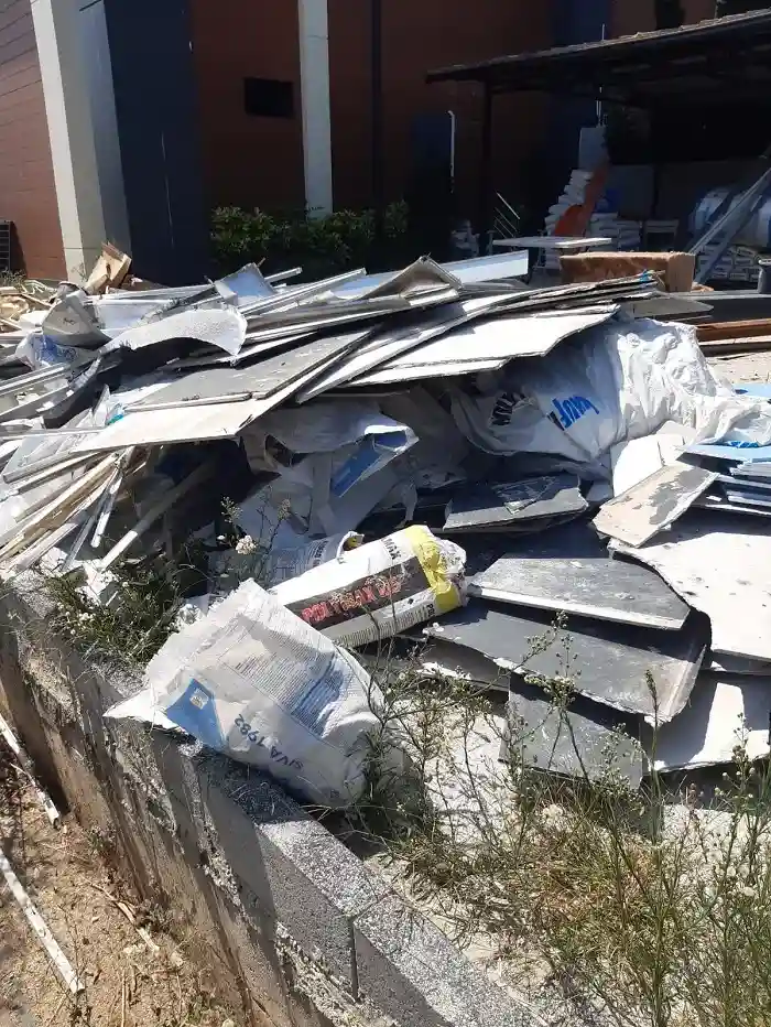 Büyükada’da Çöp ve Moloz İstilası: Tarihi Sokaklar Bakımsızlığa Teslim Oldu