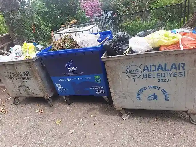 Büyükada’da Temizlik Tartışması: Belediye Personelini Çekti, Temizliği İSTAÇ’a Bıraktı