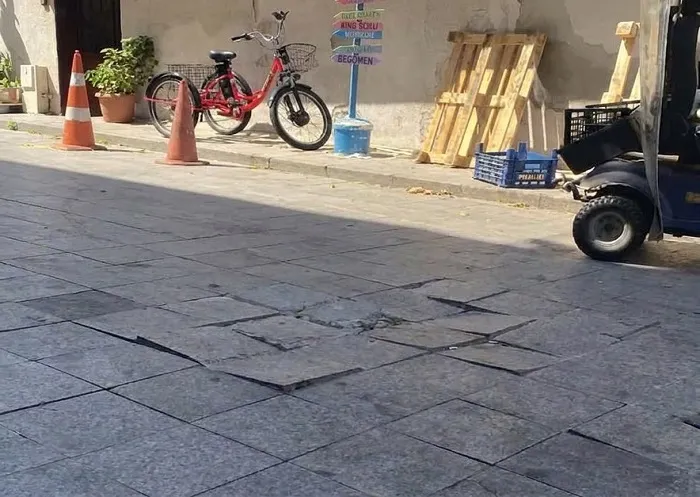 Heybeliada’da Bozuk Yol ve Kaldırımlar Tehlike Saçıyor