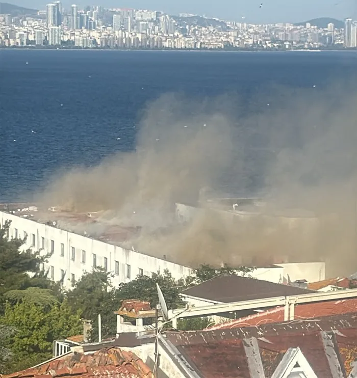 Heybeliada’da Korkutan Yangın: Eski Deniz Harp Okulu Binasının Çatısı Alev Aldı