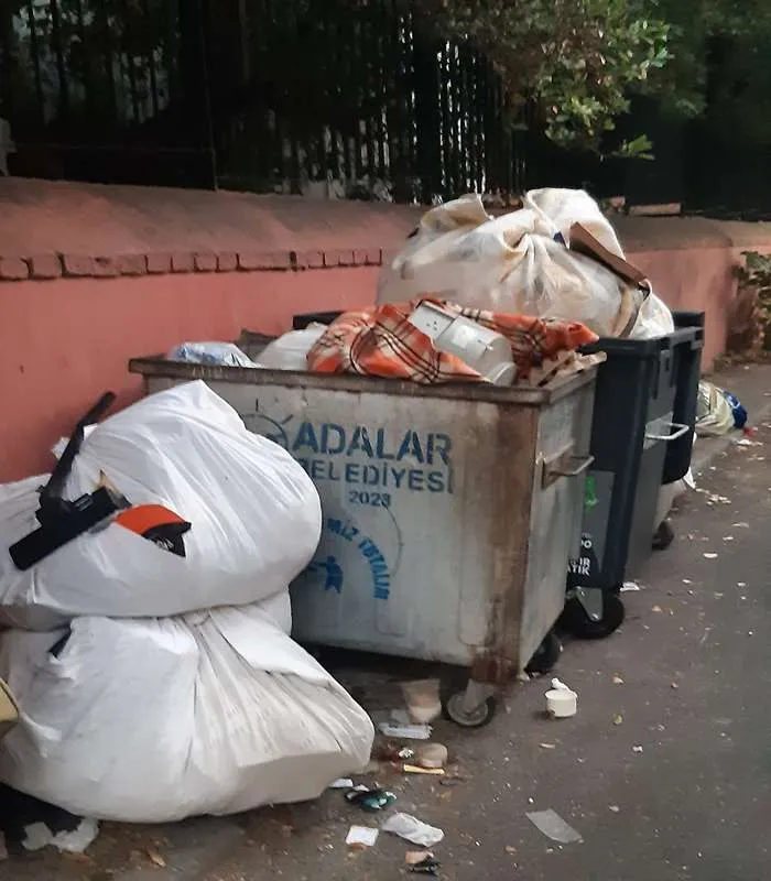 İstanbul’un İncisi Adalar Çöpe Teslim: Temiz Hava Değil, Çöp Kokusu Soluyoruz