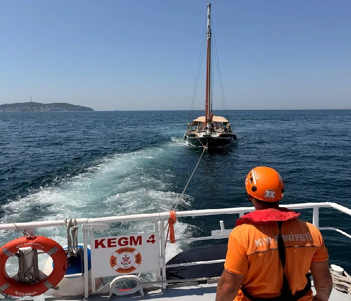 Kınalıada Açıklarında Sürüklenen Tekne Kıyı Emniyeti Tarafından Kurtarıldı