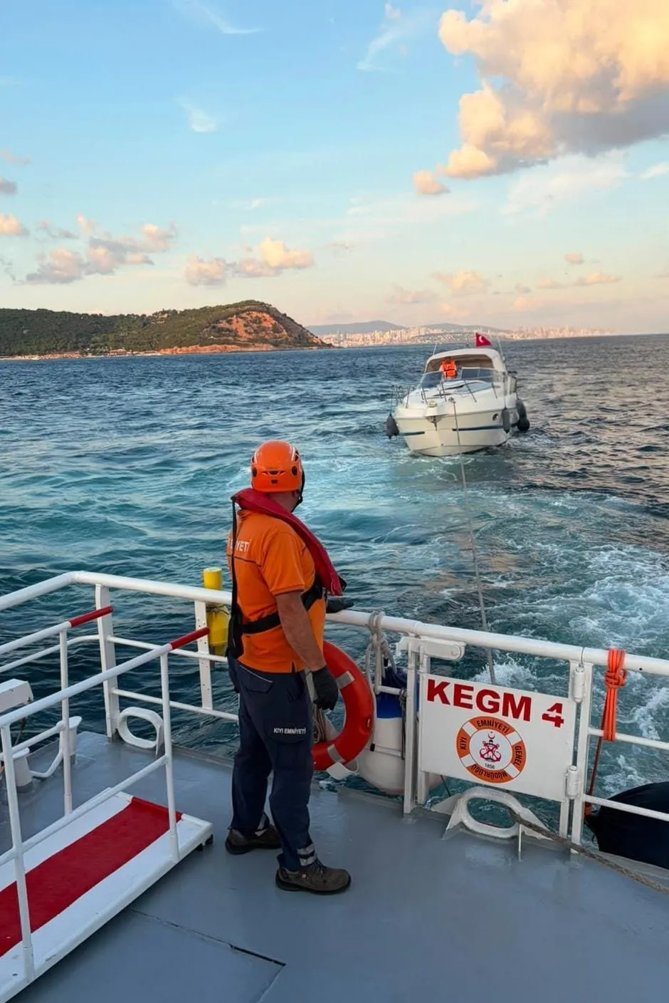 Kınalıada Açıklarında Sürüklenen Tekne Kurtarıldı