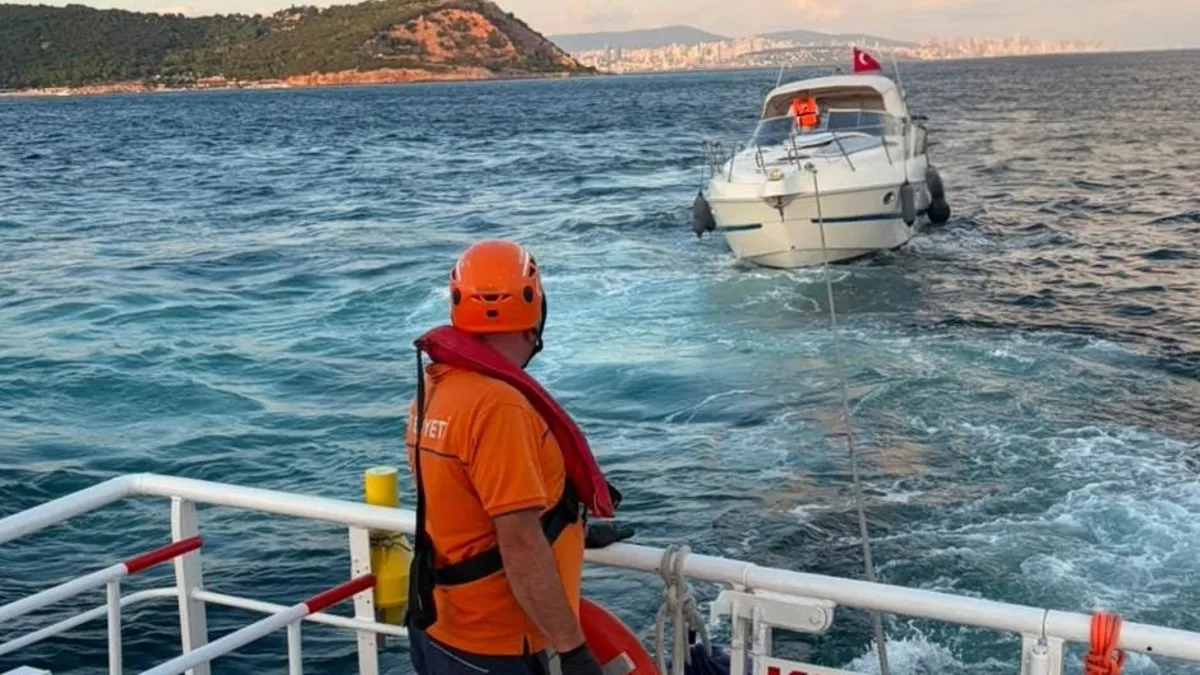 Kınalıada Açıklarında Sürüklenen Tekne Kurtarıldı