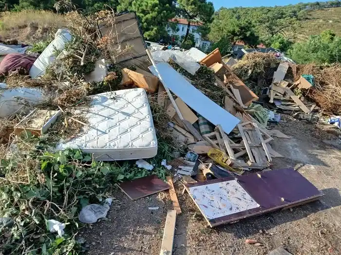 Plaj ile Kızılay Kampı Arasında “Vahşi Depolama”: Heybeliada’da Doğa Katliamına Davetiye