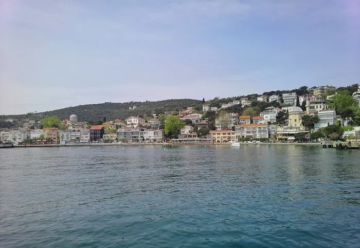 Sessiz Rüzgârların Adası: Burgazada’nın Zarafeti ve Görünmeyen Yükü