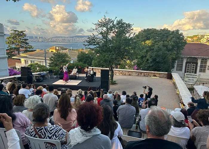 Taş Mektep’te Akdeniz Gecesi:Flamante Flamenco Büyükada’yı Alkışlarla Ayağa Kaldırdı