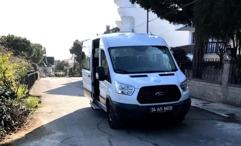 Adalar’da Öğrenci Servisi Skandalı: “Tescilsiz Araç” İptali Çocukları Yollarda Bıraktı!