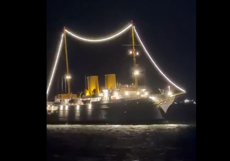 Tarihi Yat Savarona, Gece Karanlığında Boğaz’ı Aydınlattı