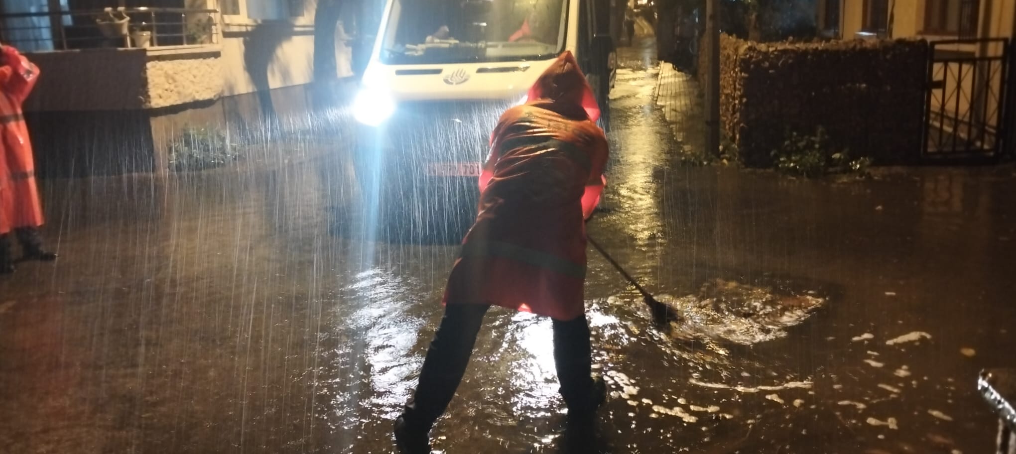 BÜYÜKADA’DA ALTYAPI ÇÖKTÜ: MAVİ MARMARA İSKELESİ’NİN ÖNÜ GÖLE DÖNDÜ