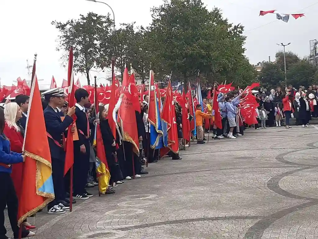 Adalar’da 103. Yıl Coşkusu: Çelenk Ve Tebrikat Törenleri Tamamlandı, Büyükada’da Kutlamalar Başladı