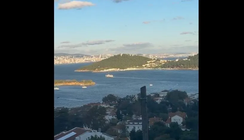 Burgazada Tepelerinden Marmara Manzarası: Vapurlar Yeşille Mavinin Arasında Süzülüyor