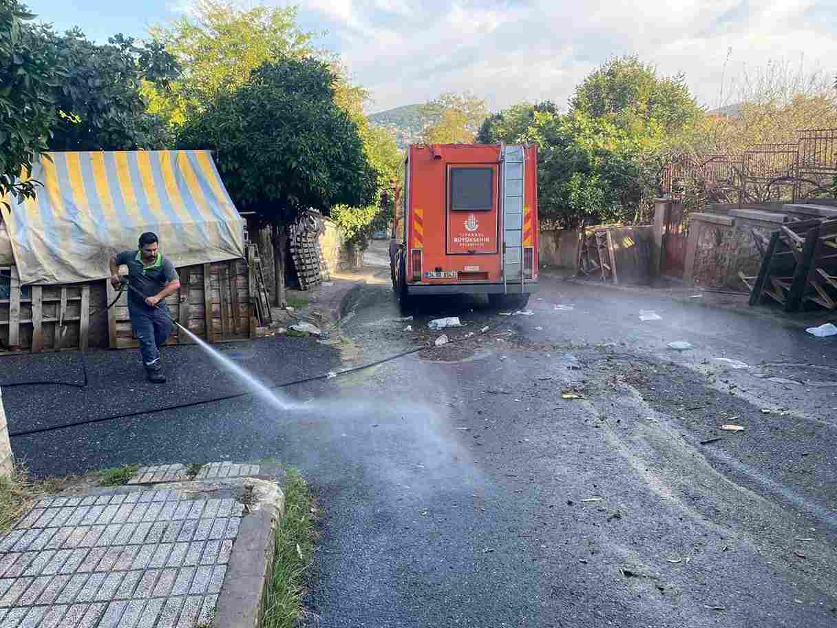 İBB ve İSTAÇ Ekiplerinden Adalar’da Temizlik Çalışması