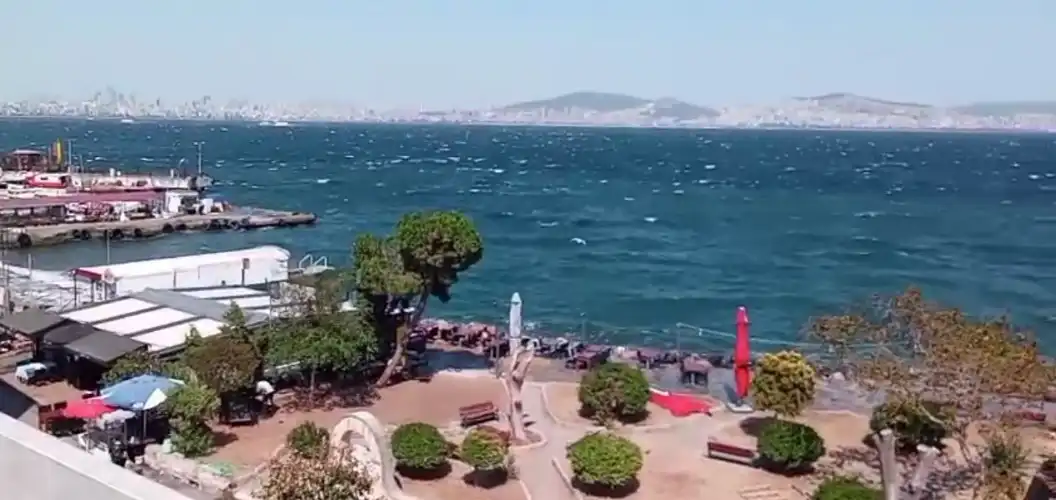 İstanbul İçin Şiddetli Fırtına ve Sağanak Uyarısı: AKOM Rüzgar Hızının 80 Kilometreye Ulaşacağını Duyurdu
