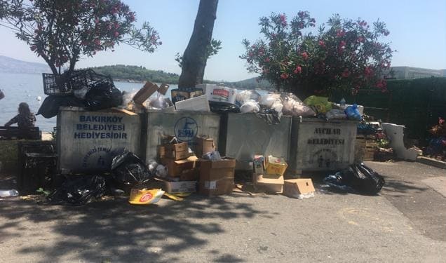 Çöp konteynerlerinin üzerine Adalar Belediyesi yazamayan bir belediye!