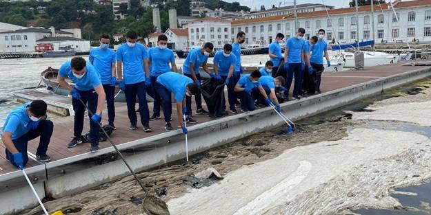Deniz Harp Okulu öğrencileri müsilaj temizliğine katkı vermeye başladı