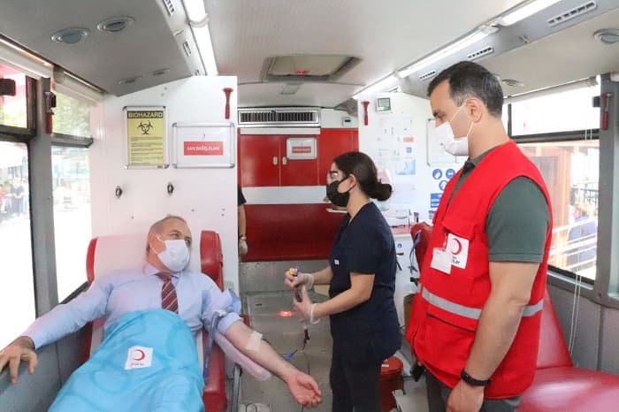 Dr. Mustafa Ayhan 'Her damla KAN, Bir CANDIR' etkinliği kapsamında kan verdi