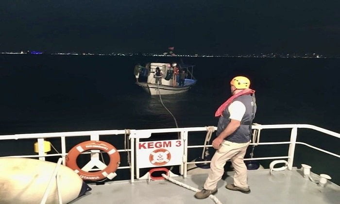 Kınalıada açıklarında içerisindeki 3 kişiyle sürüklenen tekne kurtarıldı