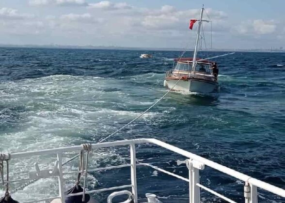 Kınalıada önlerinde sürüklenen içinde 4 kişi bulunan tekne kurtarıldı