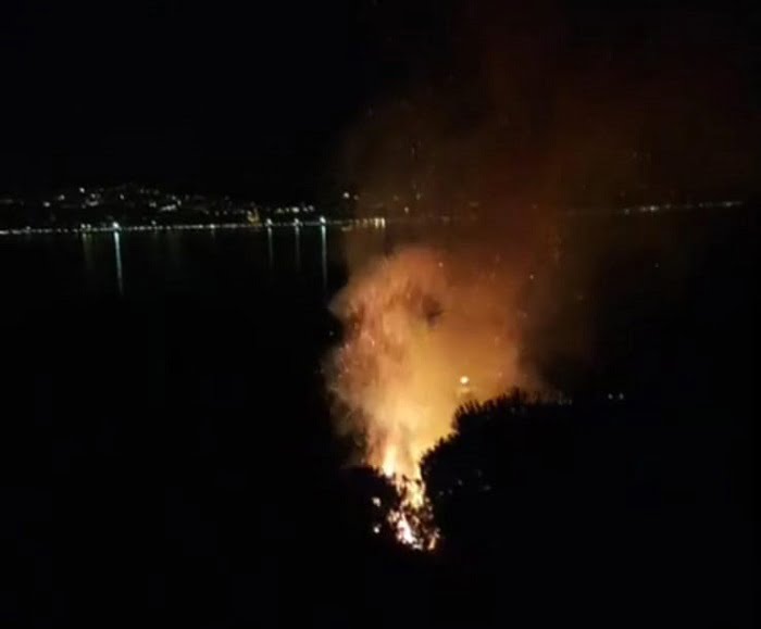 Kınalıada'da kaçak hurdalıkta yangın!