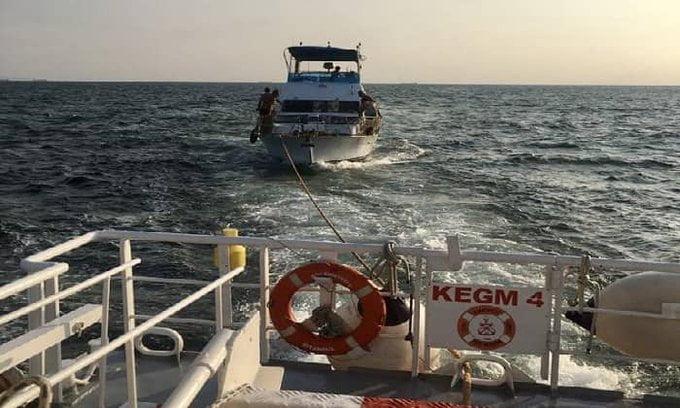 Sivriada açıklarında içinde 13 kişi bulunan tekne kurtarıldı