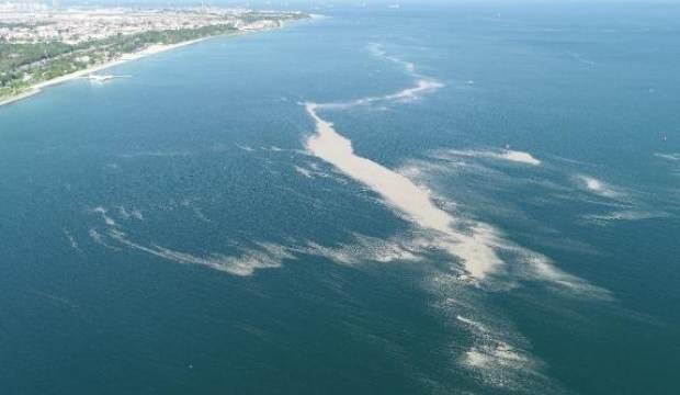 Deniz kıyılarını kaplayan müsilaj havadan görüntülendi.